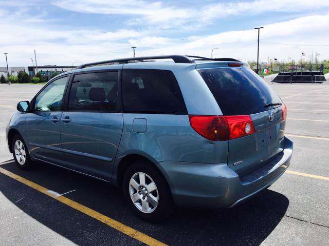 2006 Toyota Sienna LE 8-Passenger 4dr Mini-Van